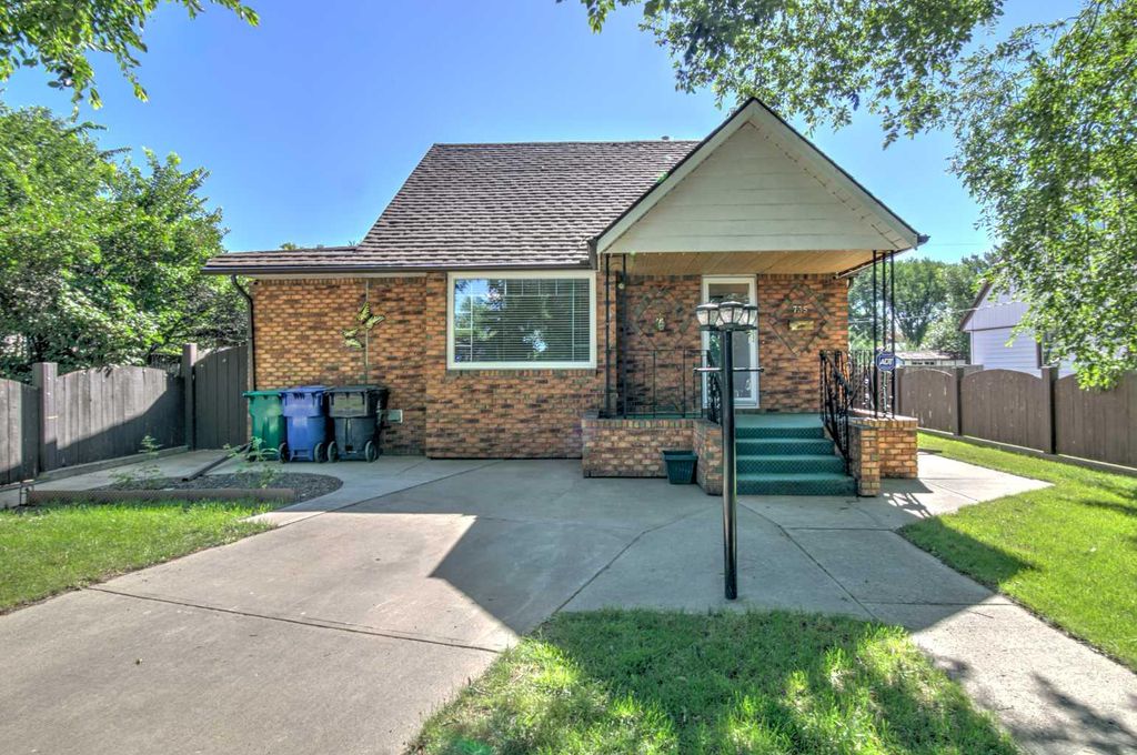 Photo of 735 17 Street N, Lethbridge, AB T1H 3E2 (MLS # A2328874)