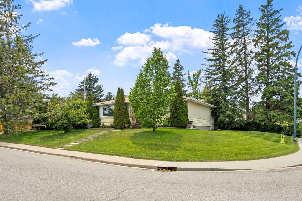 Photo of 6215 Thorncliffe Drive NW, Calgary, AB T2K 3A6 (MLS # A2324574)