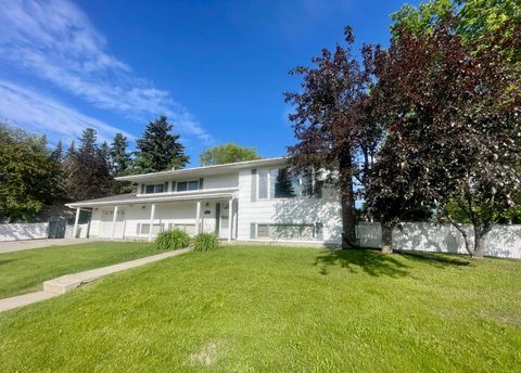 Photo of 5301 15 Ave, Edson, AB T7E 1H2 (MLS # A2328336)