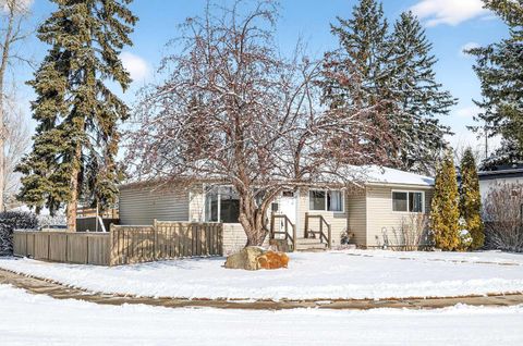 79 Hillary Crescent SW Calgary AB T2V 5J3