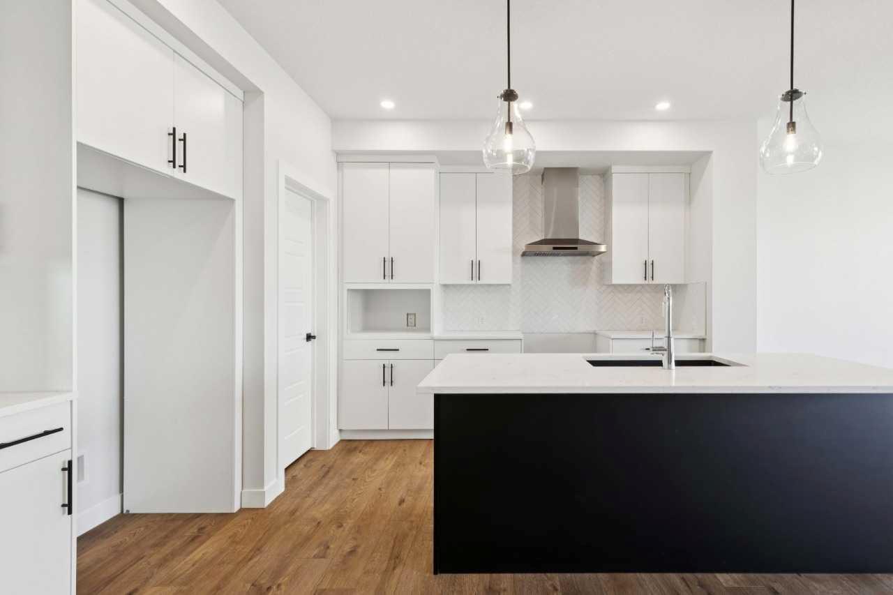 575 Buffaloberry Manor SE