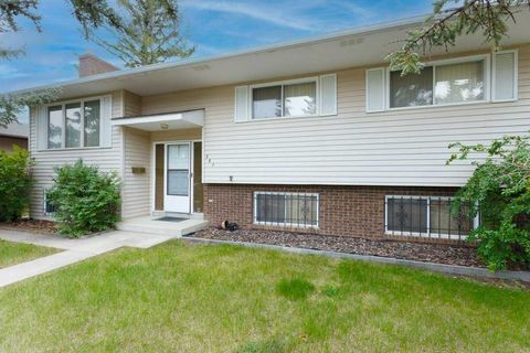Photo of 307 Silverthorn Way NW, Calgary, AB T3B 4E8 (MLS # A2254724) Photo of 307 Silverthorn Way NW, Calgary, AB T3B 4E8 (MLS # A2254724)
