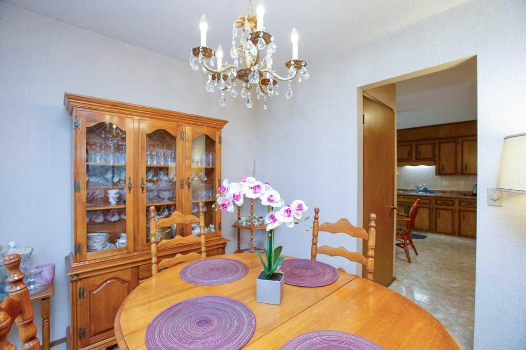 307 Silverthorn Way NW