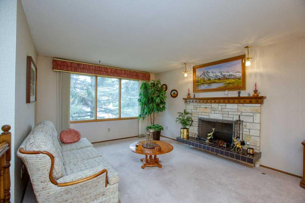 307 Silverthorn Way NW