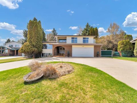Photo of 1248 Parkview Drive NE, Medicine Hat, AB T1C 1N9 (MLS # A2305241)