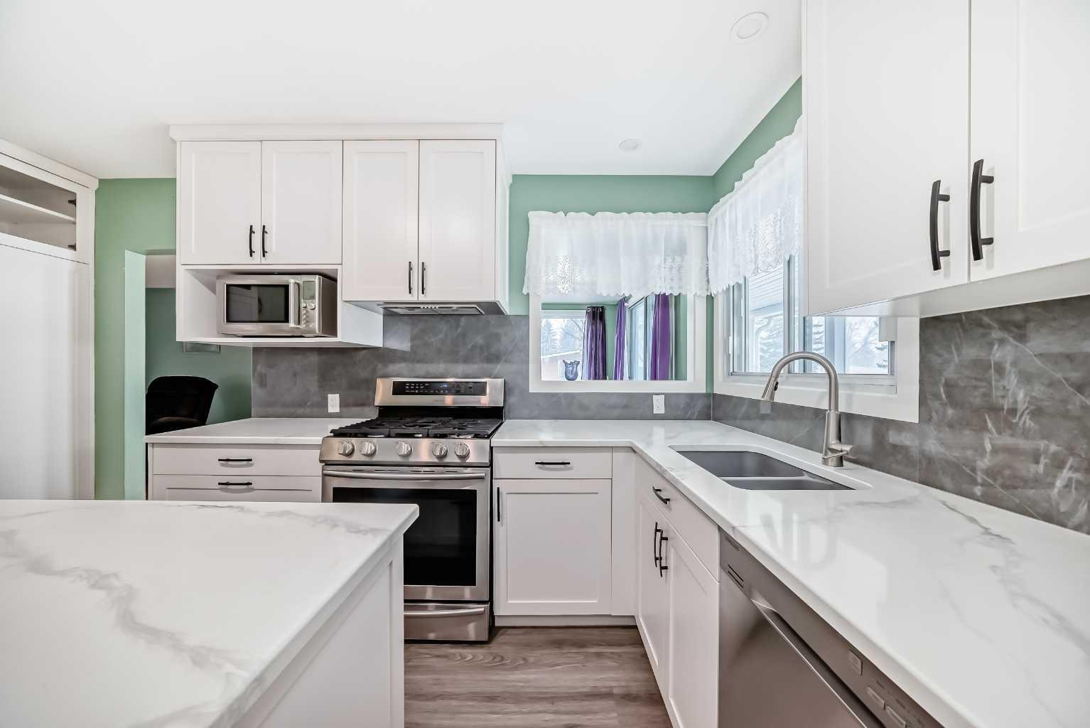 301 Whitney Crescent SE