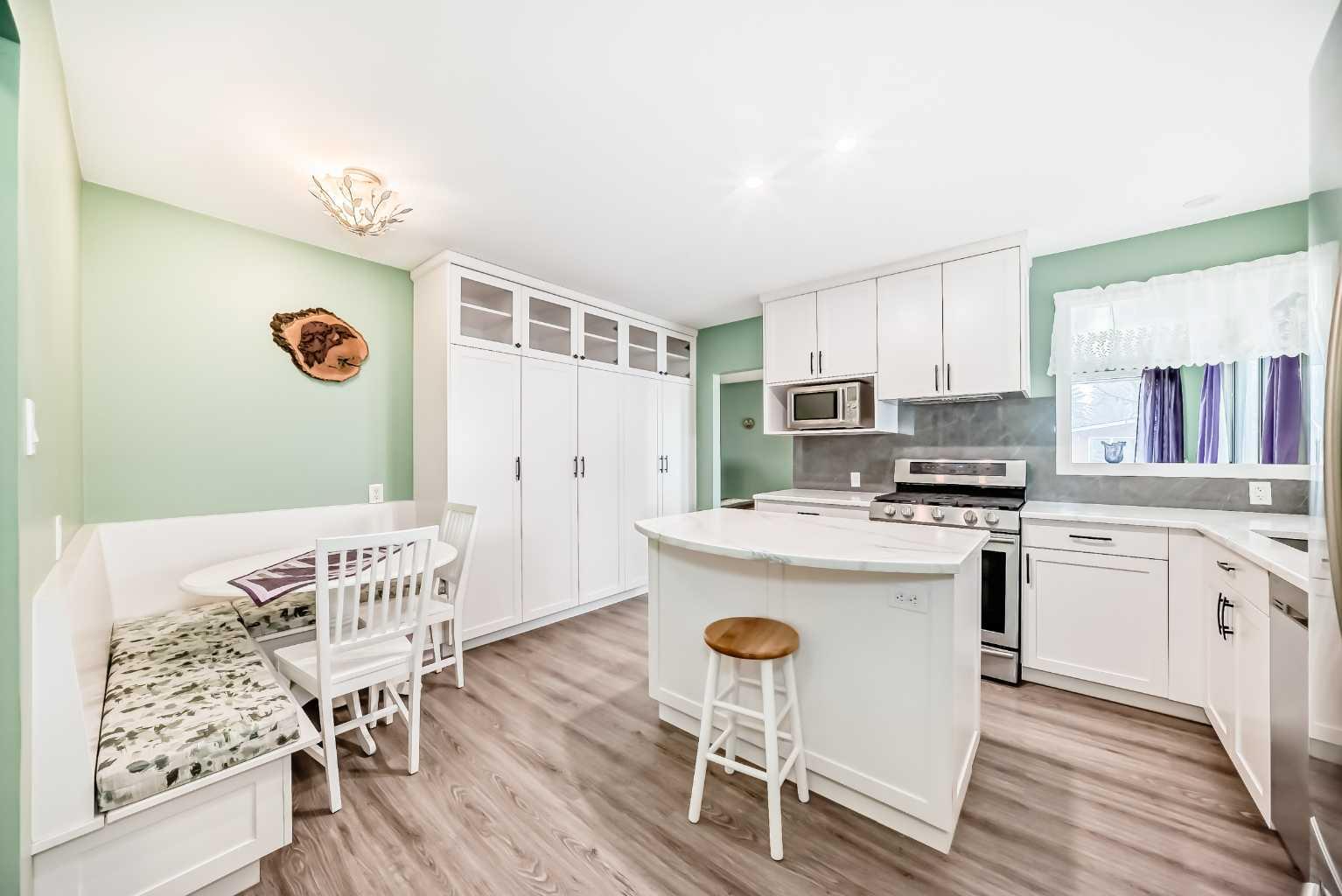 301 Whitney Crescent SE