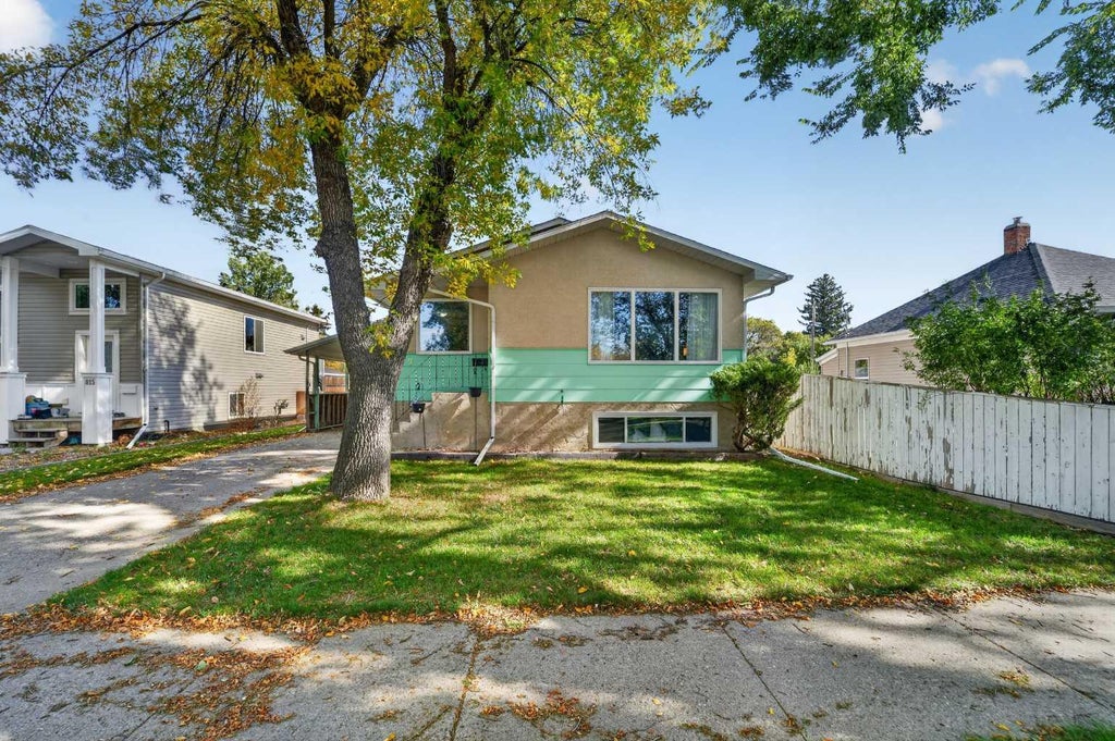 Photo of 813 12C Street N, Lethbridge, AB T1H 2N9 (MLS # A2348651)