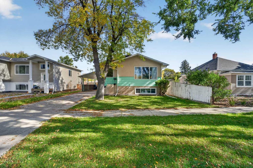 Photo of 813 12C Street N, Lethbridge, AB T1H 2N9 (MLS # A2348651)
