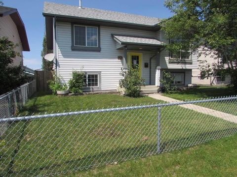 Photo of 5204 Landsdowne Avenue, Blackfalds, AB T0M 0J0 (MLS # A2328956)