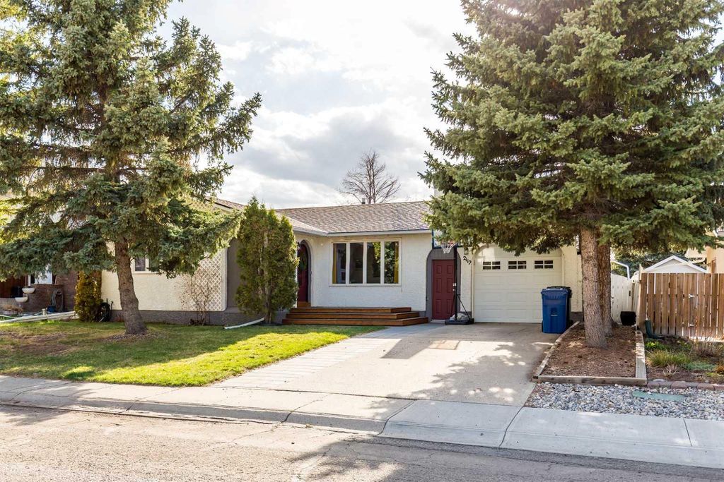 Photo of 2112 9A Street, Coaldale, AB T1M 1B2 (MLS # A2307483)