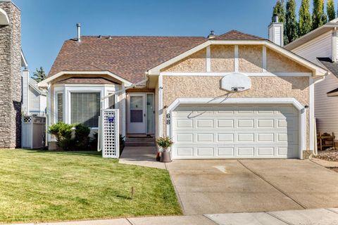 Photo of 68 Woodmark Crescent SW, Calgary, AB T2W 4Z2 (MLS # A2263557) Photo of 68 Woodmark Crescent SW, Calgary, AB T2W 4Z2 (MLS # A2263557)