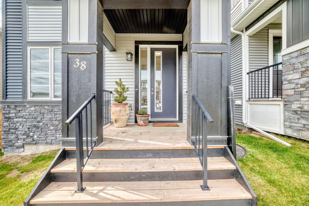 Photo of 38 Precedence Glen, Cochrane, AB T4C 2W7 (MLS # A2351112)