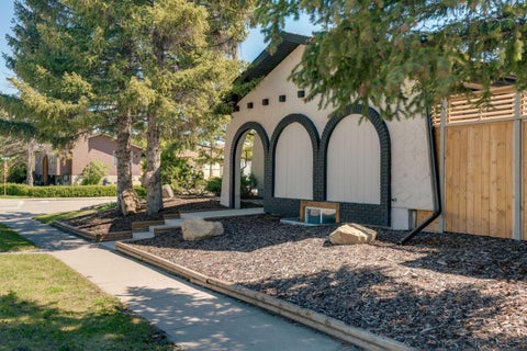 Photo of 10704 Oakfield Drive SW, Calgary, AB T2W 2C9 (MLS # A2318625)