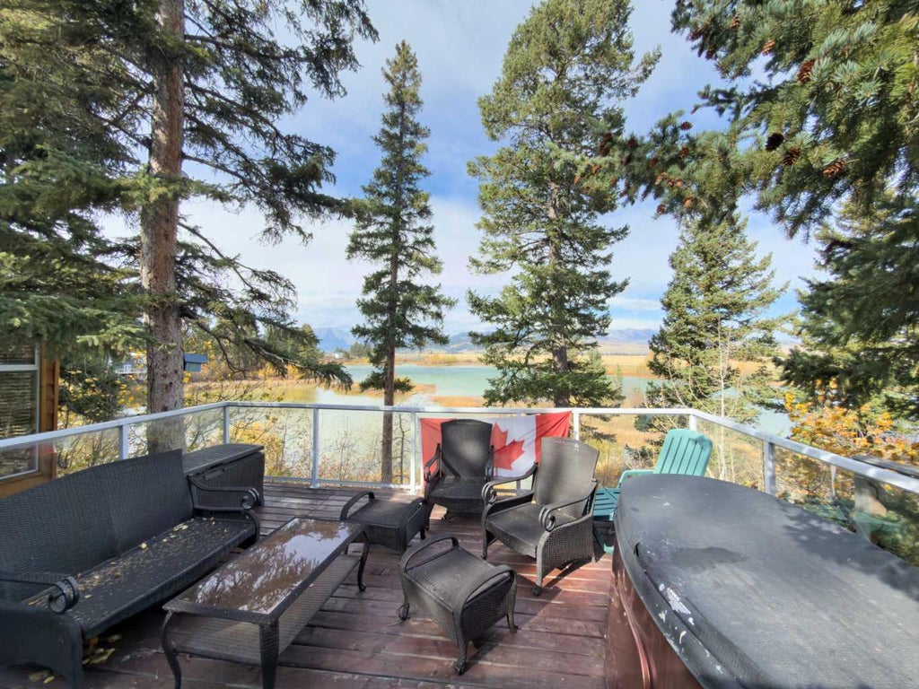 Photo of 16 Lee Lake Road, Rural Pincher Creek No. 9, M.D. of, AB T0K 1W0 (MLS # A2354431)