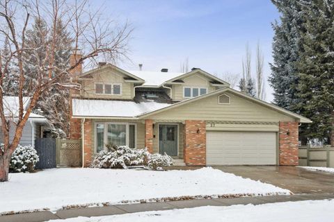Photo of 27 Woodacres Way SW, Calgary, AB T2W 4W2 (MLS # A2295259)