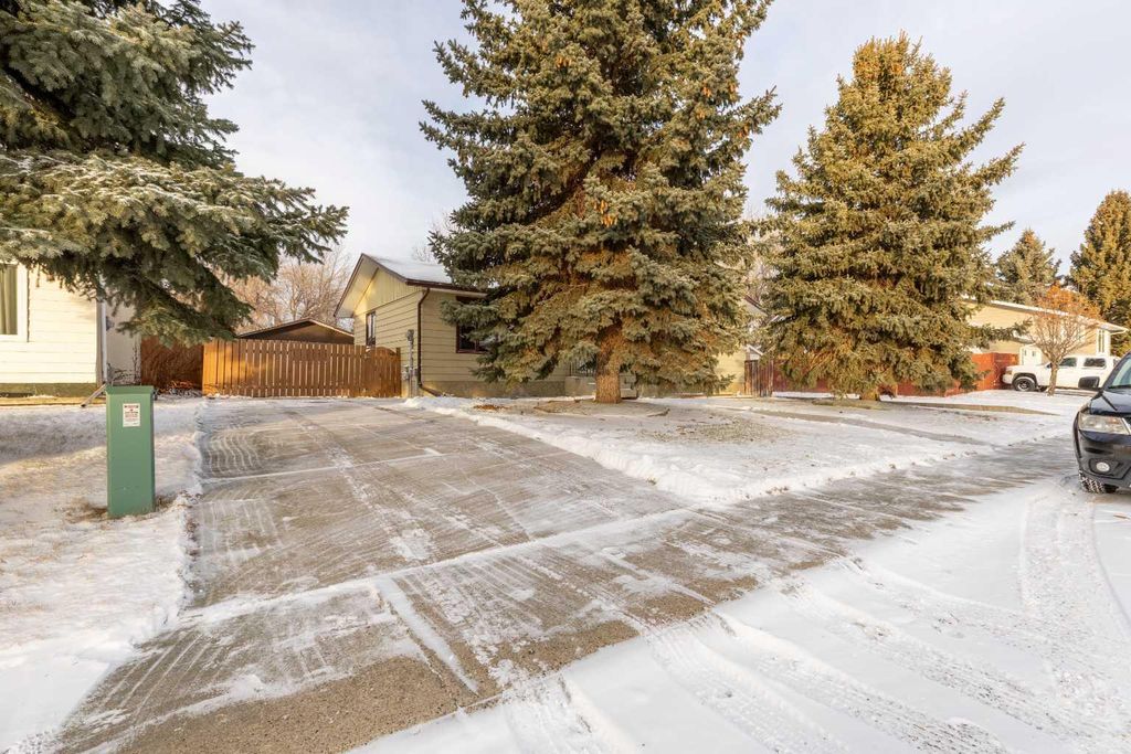 Photo of 1908 9 Street, Coaldale, AB T1M 1A9 (MLS # A2275572)