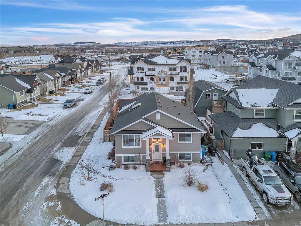 Photo of 301 McLeod Crescent, Diamond Valley, AB T0L 2A0 (MLS # A2294836)