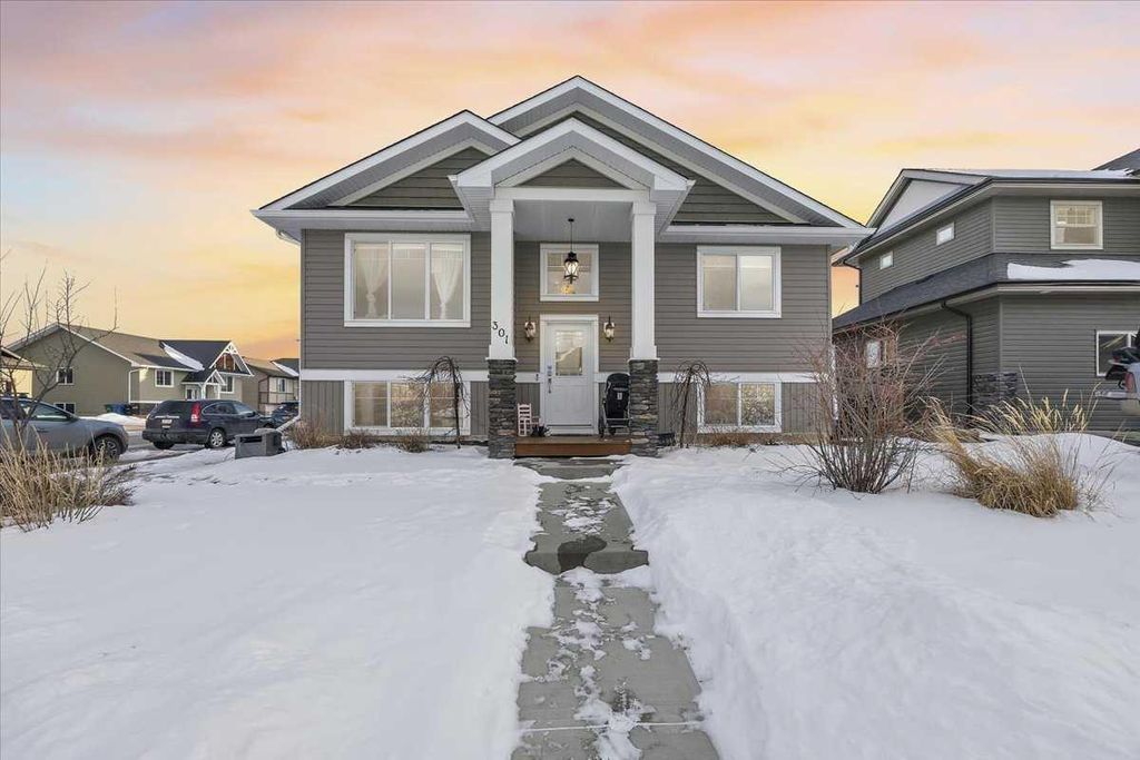 Photo of 301 McLeod Crescent, Diamond Valley, AB T0L 2A0 (MLS # A2294836)