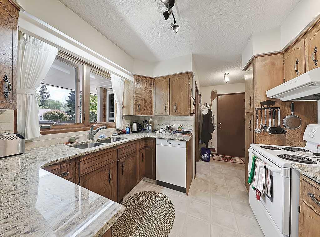 230 Oakwood Place SW