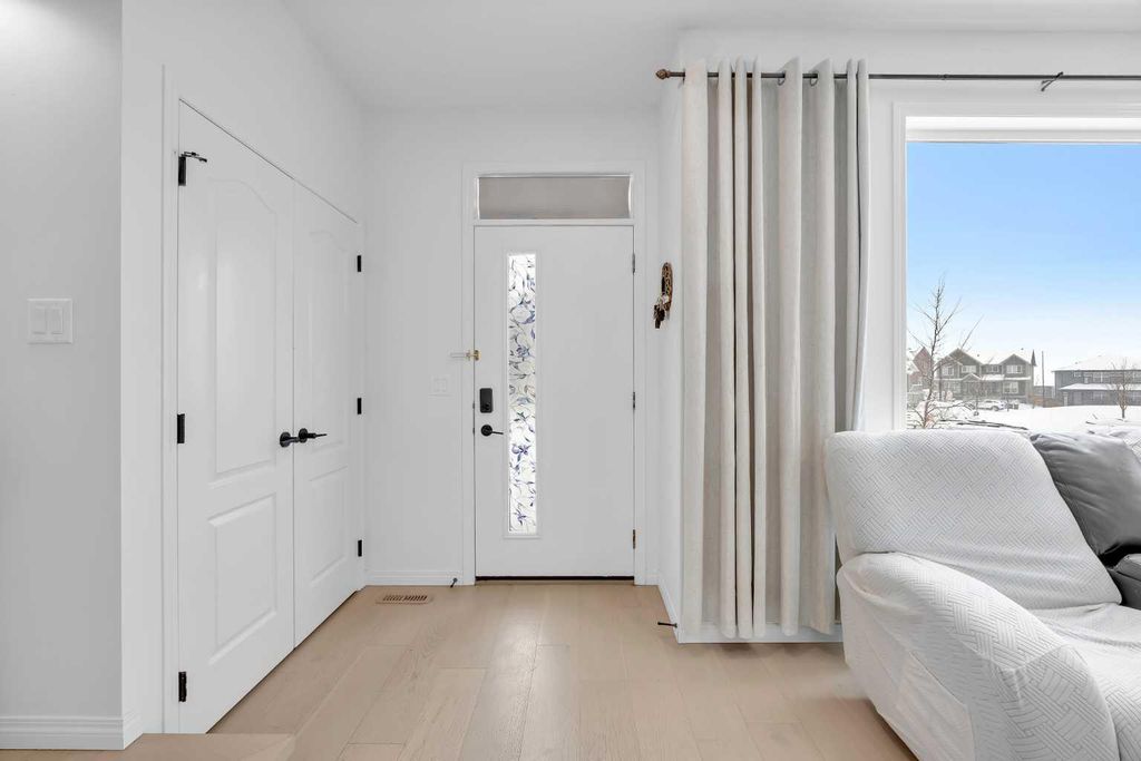 Photo of 76 Edith Mews NW, Calgary, AB T3R 1S6 (MLS # A2292373)