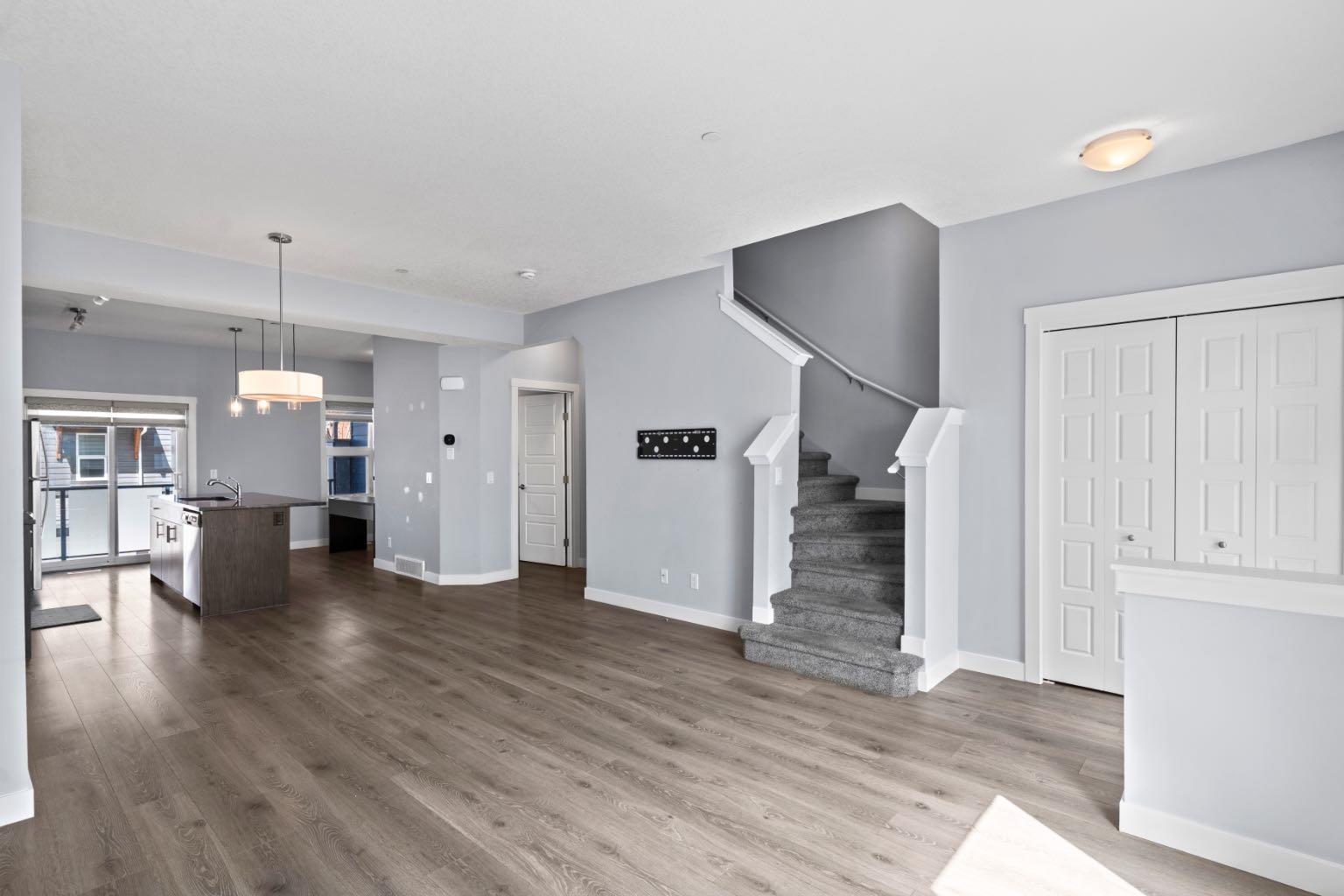 241 Livingston Common NE