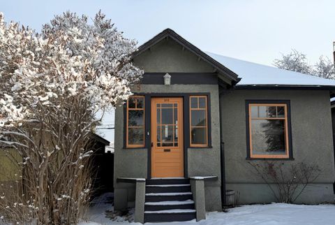 216 9 Street NE Calgary AB T2E 4K1