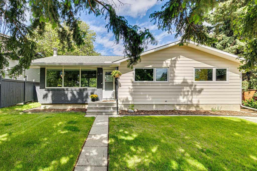 Photo of 116 Gloucester Cres, Calgary, AB T3E 4V2 (MLS # A2320699)