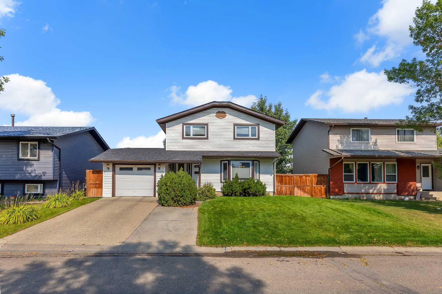 136 castleglen Way NE