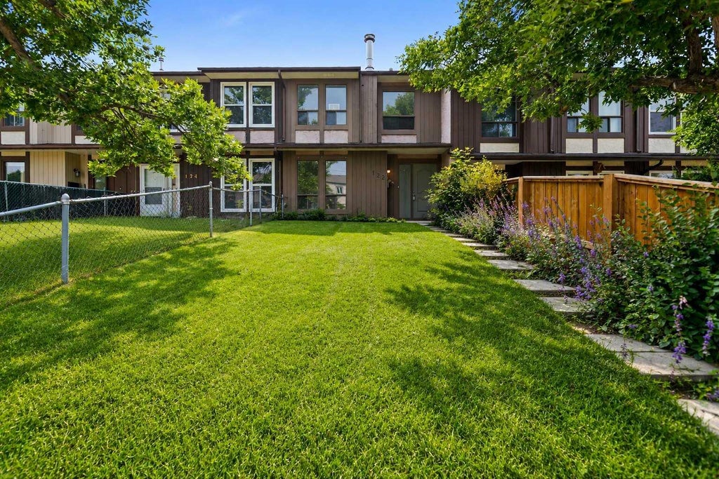 Photo of 122 Berkley Way NW, Calgary, AB T3K 1B6 (MLS # A2333076)
