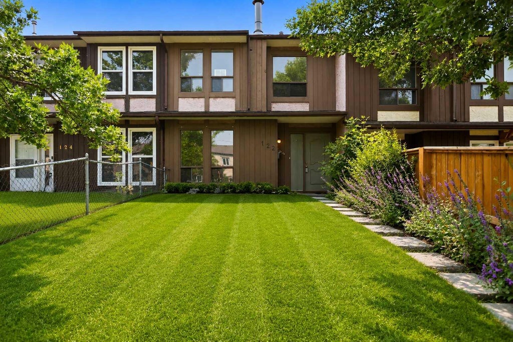 Photo of 122 Berkley Way NW, Calgary, AB T3K 1B6 (MLS # A2333076)