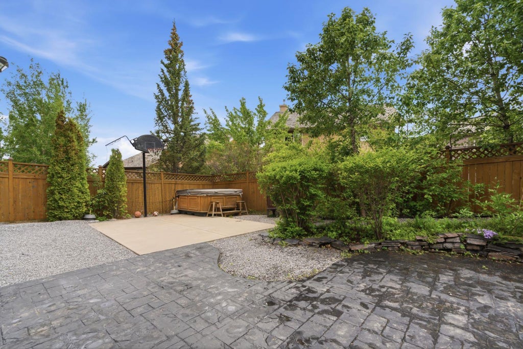 Photo of 21 Royal Ridge Hill NW, Calgary, AB T3G 4T9 (MLS # A2318610)