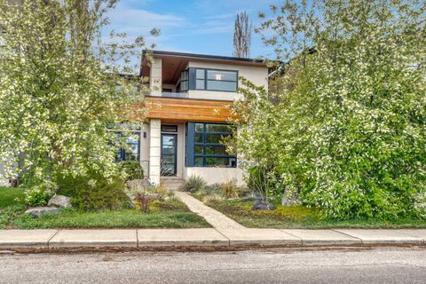 Photo of 2008 38 Avenue SW, Calgary, AB T2T 2K4 (MLS # A2313197)
