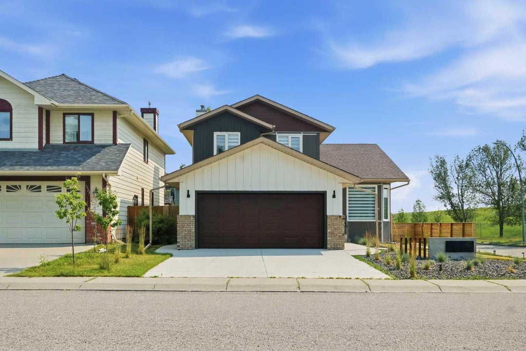 Photo of 42 Sunvista Crescent SE, Calgary, AB T2X 3G2 (MLS # A2335567)