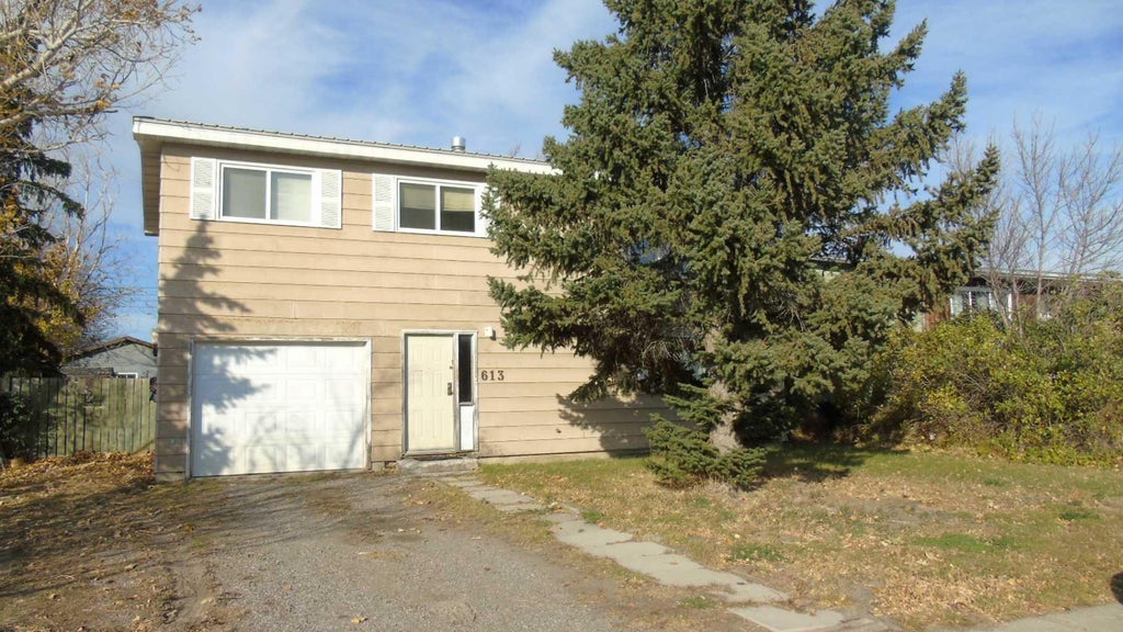 Photo of 613 10 Street, Fort Macleod, AB T0L 0Z0 (MLS # A2355405)
