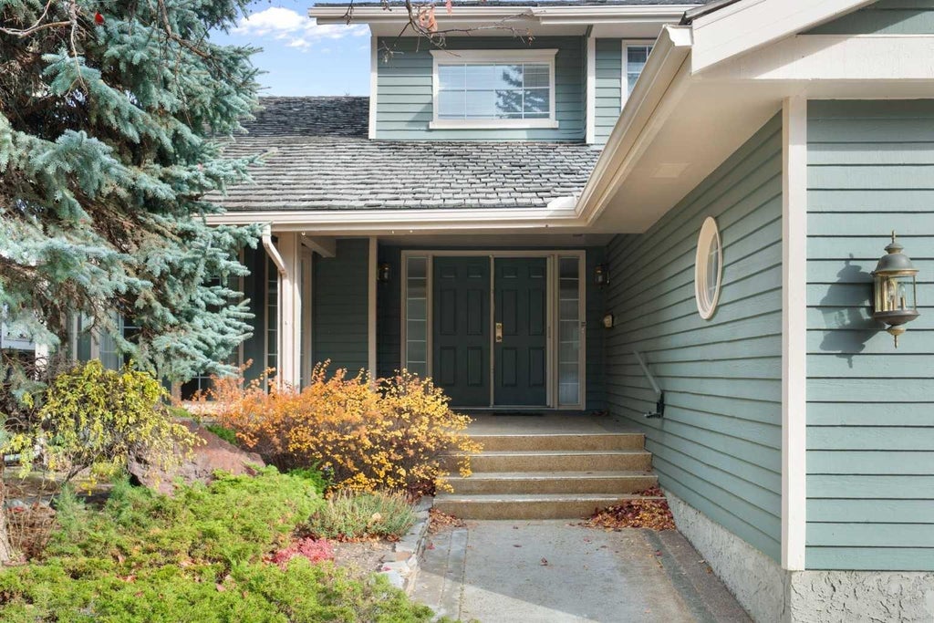 Photo of 59 Stranraer Place SW, Calgary, AB T3H 1H5 (MLS # A2354513)