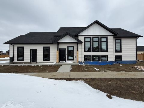 Photo of 7115 37 Street, Lloydminster, AB T9V 3R1 (MLS # A2305311)