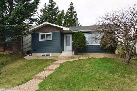Photo of 39 Bearberry Crescent NW, Calgary, AB T3K 1P9 (MLS # A2258760) Photo of 39 Bearberry Crescent NW, Calgary, AB T3K 1P9 (MLS # A2258760)