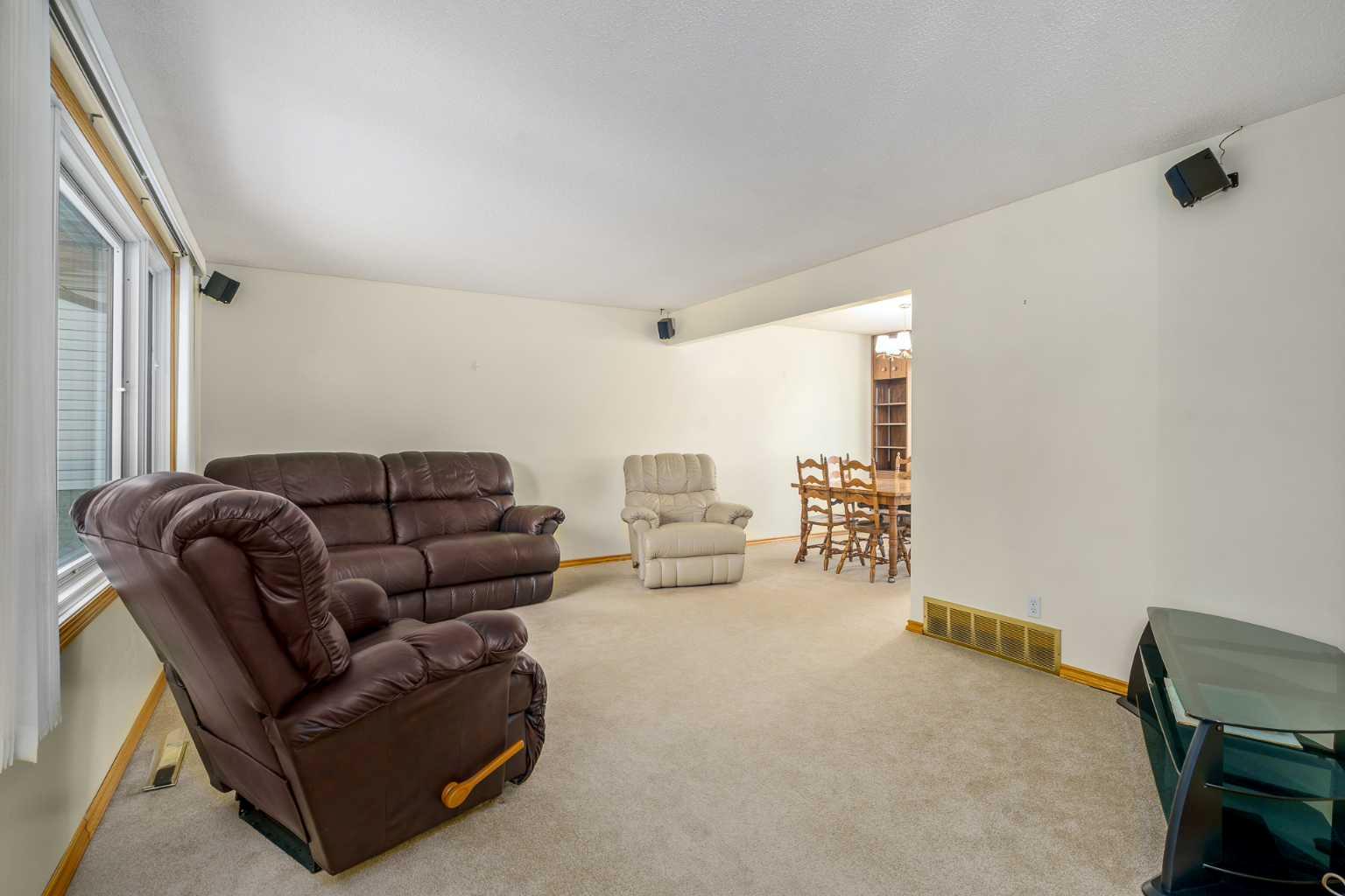 4535 Vandergrift Crescent NW