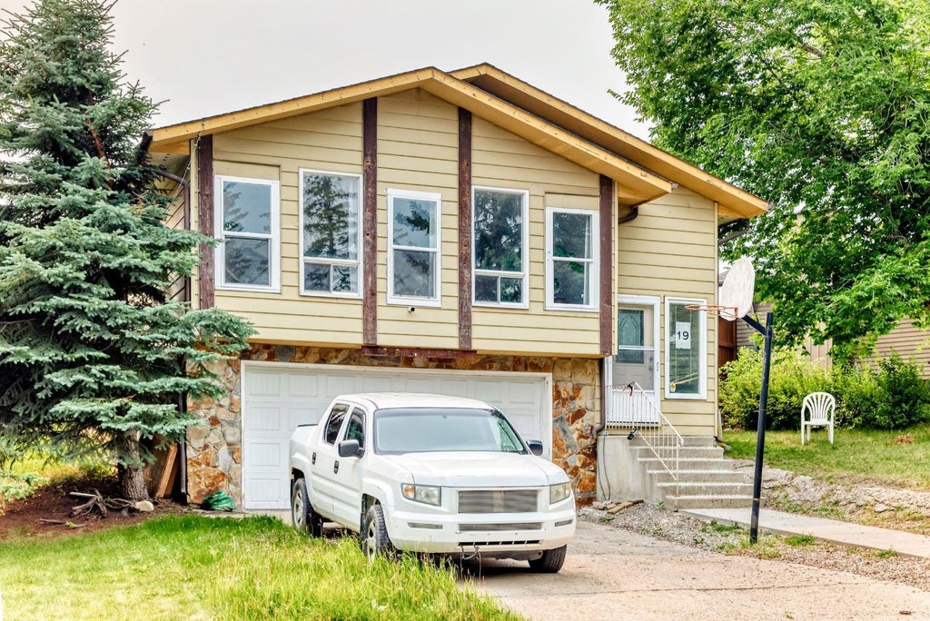 Photo of 19 Berwick Crescent NW, Calgary, AB T3K 1P7 (MLS # A2325991)