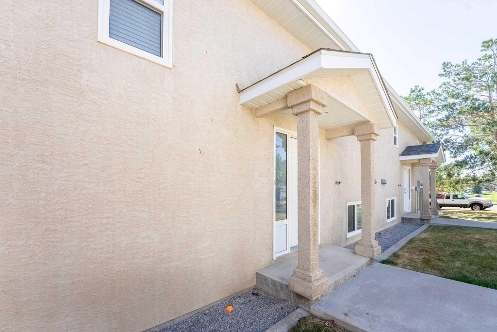 Photo of 5 Tartan Boulevard W #6, Lethbridge, AB T1J 4Y5 (MLS # A2341081)