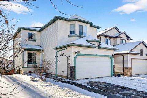 30 Tuscarora Way NW Calgary AB T3L 2H1