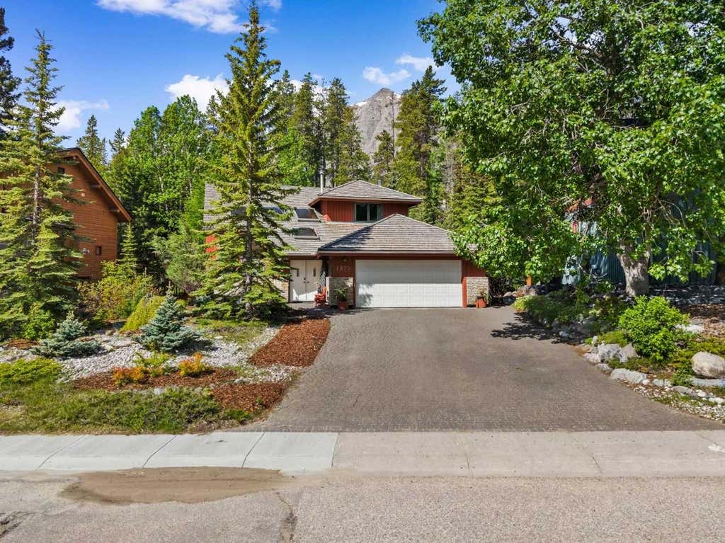 Photo of 1072 Evergreen Cir, Canmore, AB T1W 2S6 (MLS # A2319558)