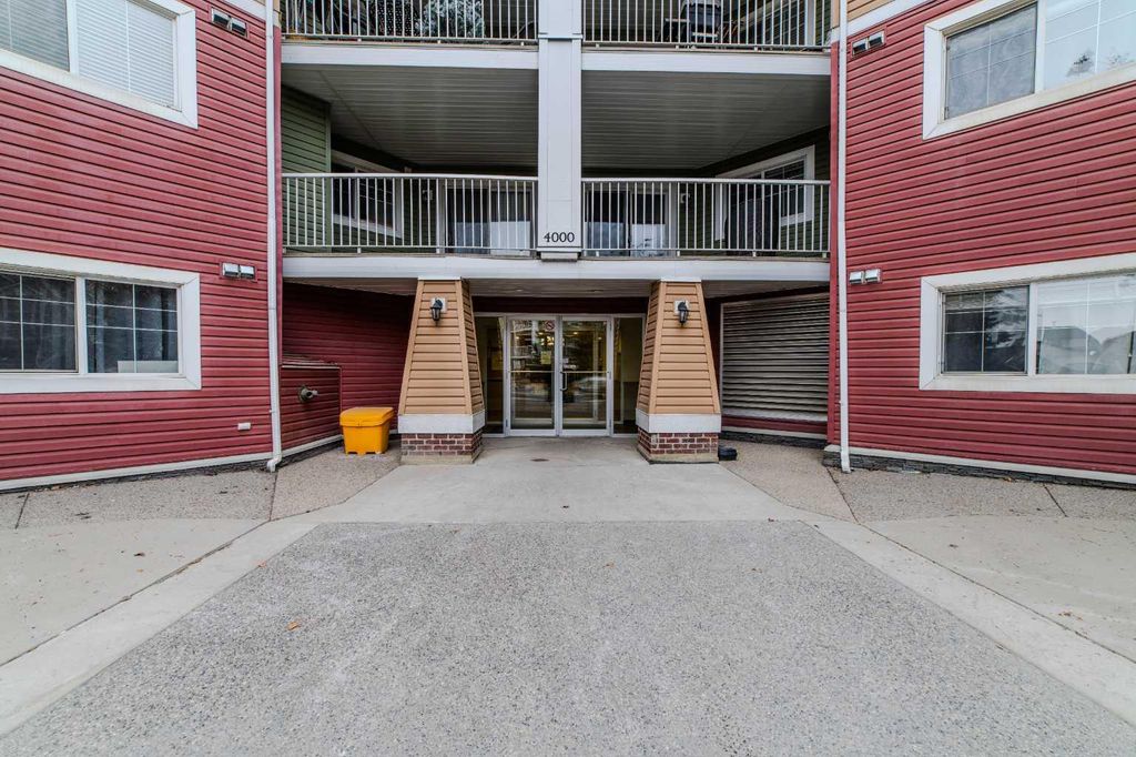 Photo of 10 Prestwick Bay SE #4421, Calgary, AB T2Z 0B4 (MLS # A2283835)