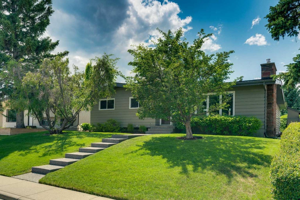 Photo of 10219 7 Street SW, Calgary, AB T2W 0G2 (MLS # A2328394)