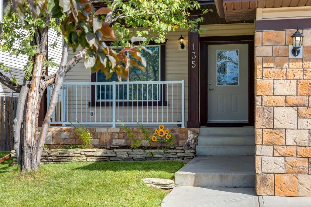 Photo of 135 Hawkmere View, Chestermere, AB T1X 1T7 (MLS # A2344214)
