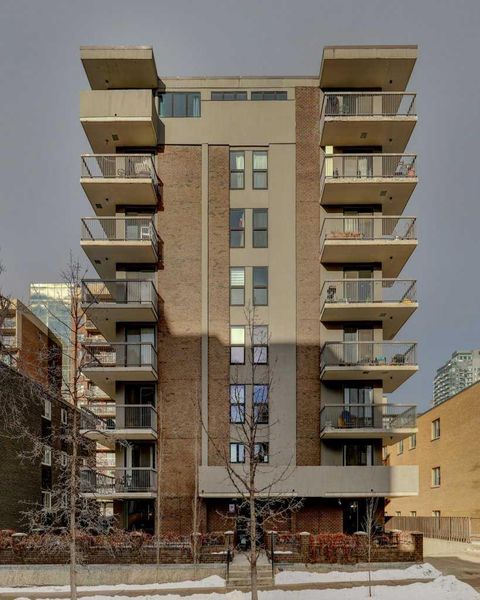 Photo of 616 15 Avenue SW #802, Calgary, AB T2R 0R5 (MLS # A2304954)