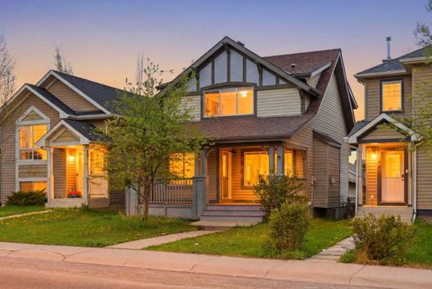 Photo of 646 Everridge Drive SW, Calgary, AB T2Y 4W5 (MLS # A2311039)