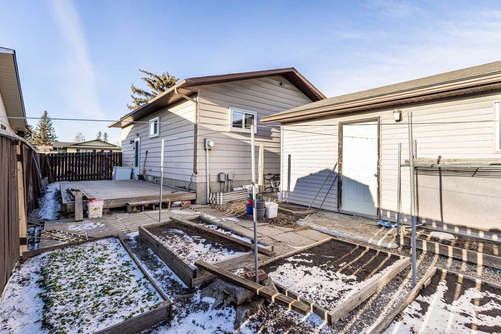 Photo of 24 Bedford Road NE, Calgary, AB T3K 2K8 (MLS # A2295401)
