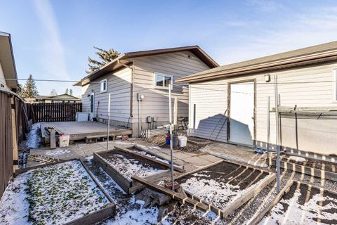 Photo of 24 Bedford Road NE, Calgary, AB T3K 2K8 (MLS # A2295401)